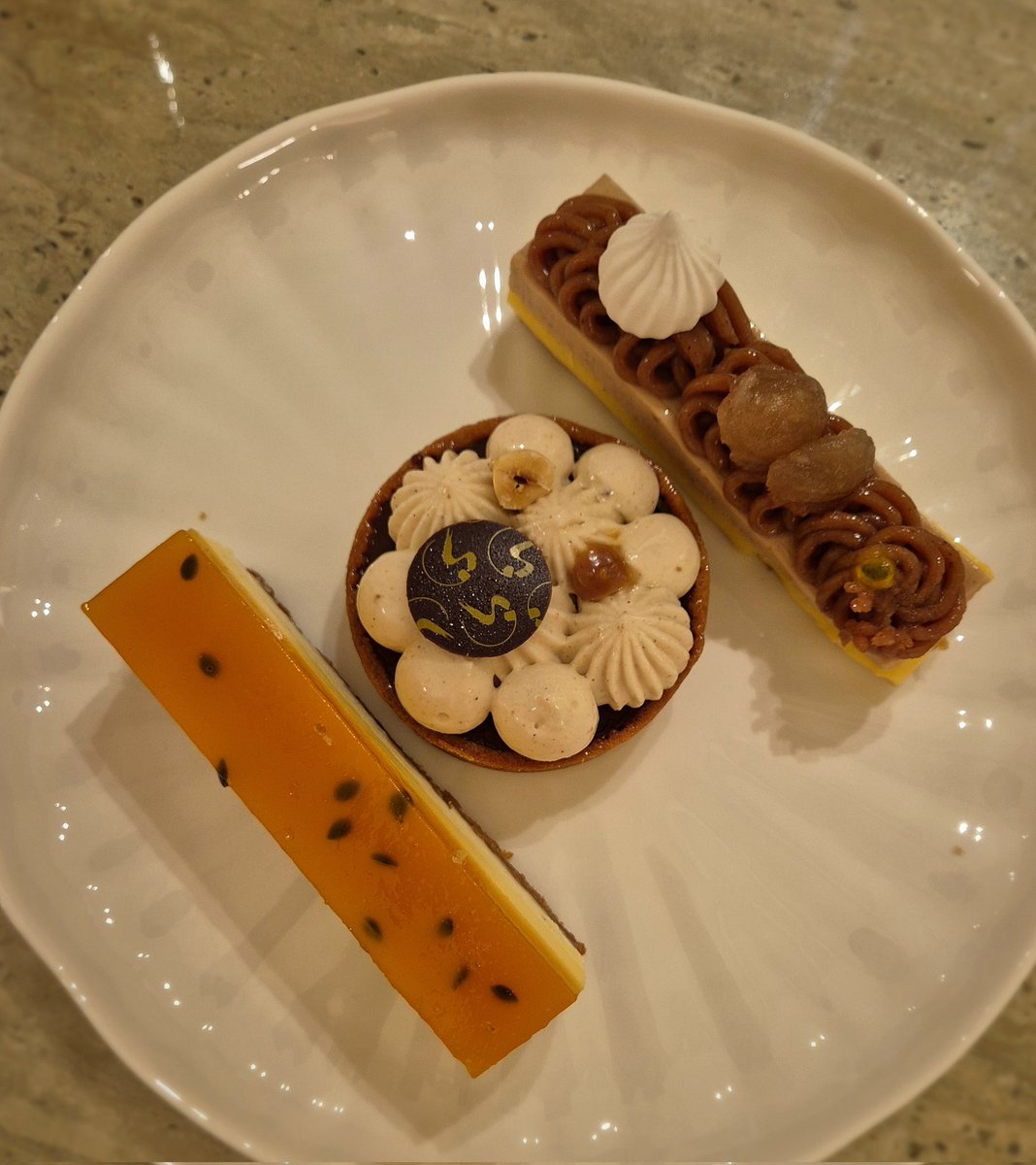 Vor dem Falstaff Wolfsbarsch und ein paar kleine Süßigkeiten 😊