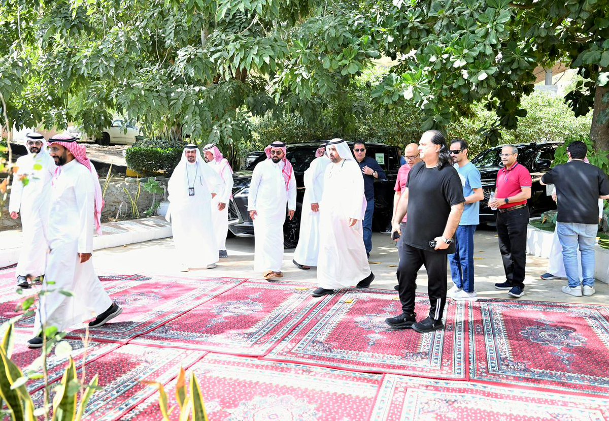 Jics_2100's tweet image. جمعية جازان للكيمياء الصناعية تقوم بجولة سياحية لوفد المؤتمر والمعرض الدولي الخامس لتقنيات المختبرات إلى محافظة فيفا، اطلعوا خلالها على طبيعتها الساحرة، وتعرّفوا على تجارب استثمار البن في مدرجاتها الخضراء، ضمن جولة تعرّف بمقومات جازان السياحية والتنموية. 
#LabTech2025 #Jazan…