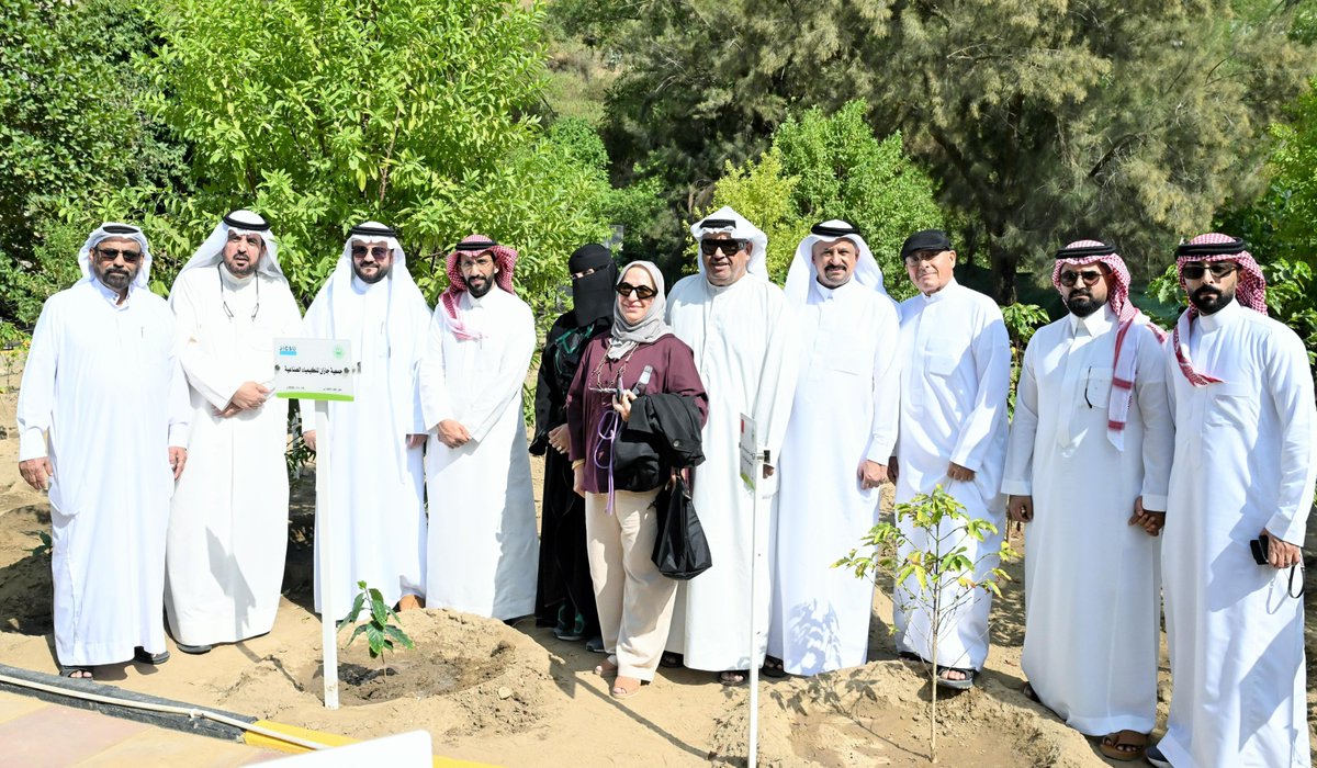 Jics_2100's tweet image. جمعية جازان للكيمياء الصناعية تقوم بجولة سياحية لوفد المؤتمر والمعرض الدولي الخامس لتقنيات المختبرات إلى محافظة فيفا، اطلعوا خلالها على طبيعتها الساحرة، وتعرّفوا على تجارب استثمار البن في مدرجاتها الخضراء، ضمن جولة تعرّف بمقومات جازان السياحية والتنموية. 
#LabTech2025 #Jazan…