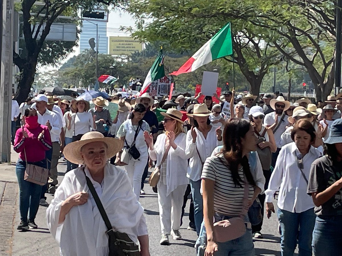 eugeniaguera's tweet photo. #DeUltima.- la #MarchaNacional de la #GeneracionZ #GZ en su camino llegó a #CasaJalisco https://t.co/2r4a0co0mm
