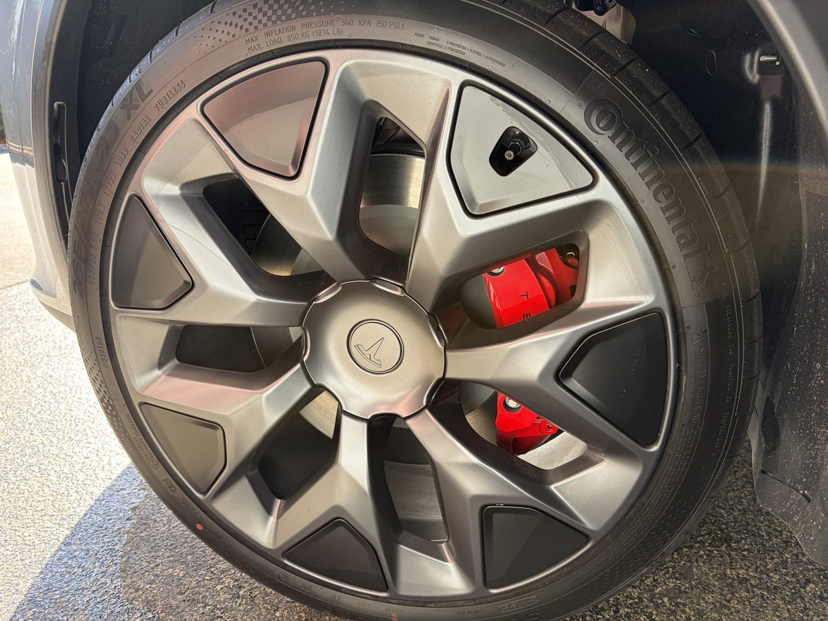 thejefflutz's tweet image. Tesla’s new 22” Machina wheels 🛞 don’t look like they’re meant for earth exclusively 👀 🌖