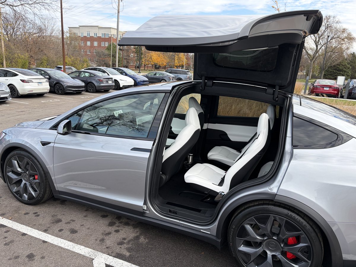 thejefflutz's tweet image. Tesla’s new 22” Machina wheels 🛞 don’t look like they’re meant for earth exclusively 👀 🌖