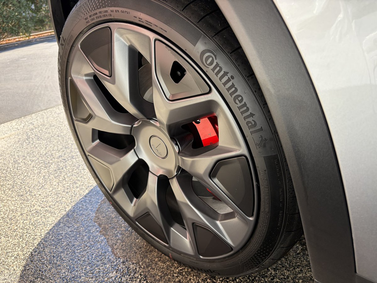 thejefflutz's tweet image. Tesla’s new 22” Machina wheels 🛞 don’t look like they’re meant for earth exclusively 👀 🌖