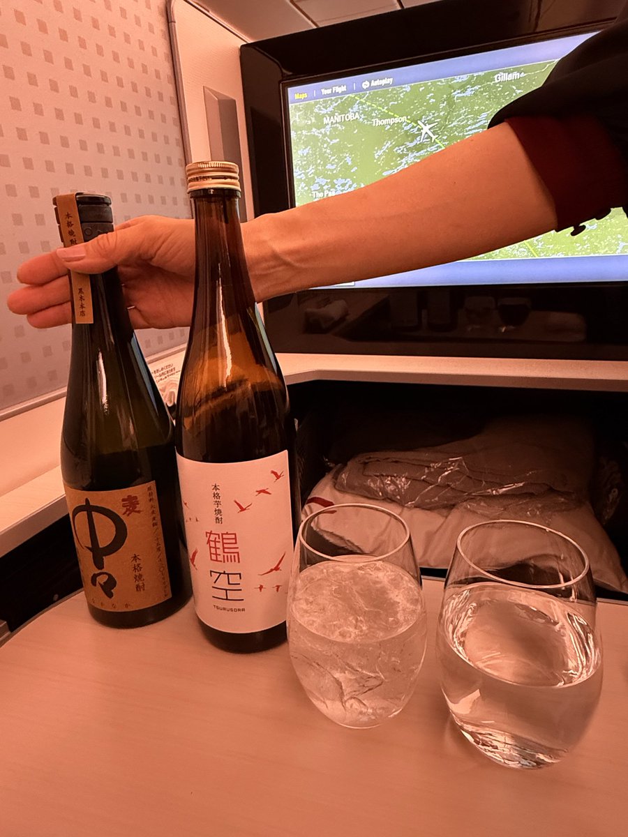 JInT0ky0's tweet photo. 可愛い客室乗務員2人がジョンを酔わせようとしてる。誰が焼酎のボトル丸ごとを客の前に置く？　ファッキング！！ https://t.co/yH518ItXri
