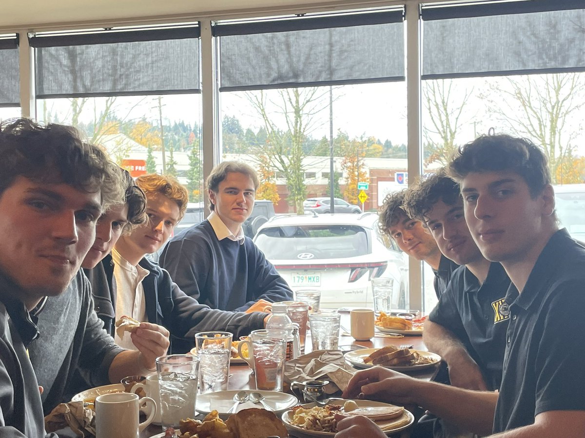 Parents Weekend continues! 

This morning players and parents had breakfast at Whitespot. 

Thank you to Eryn and her team at Whitespot for their continued support.