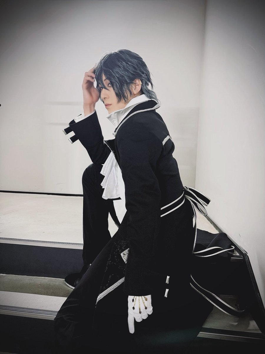 I KNEW THE POSE LOOKED FAMILIAR!!!! HE RECREATED VOLUME 2'S COVER