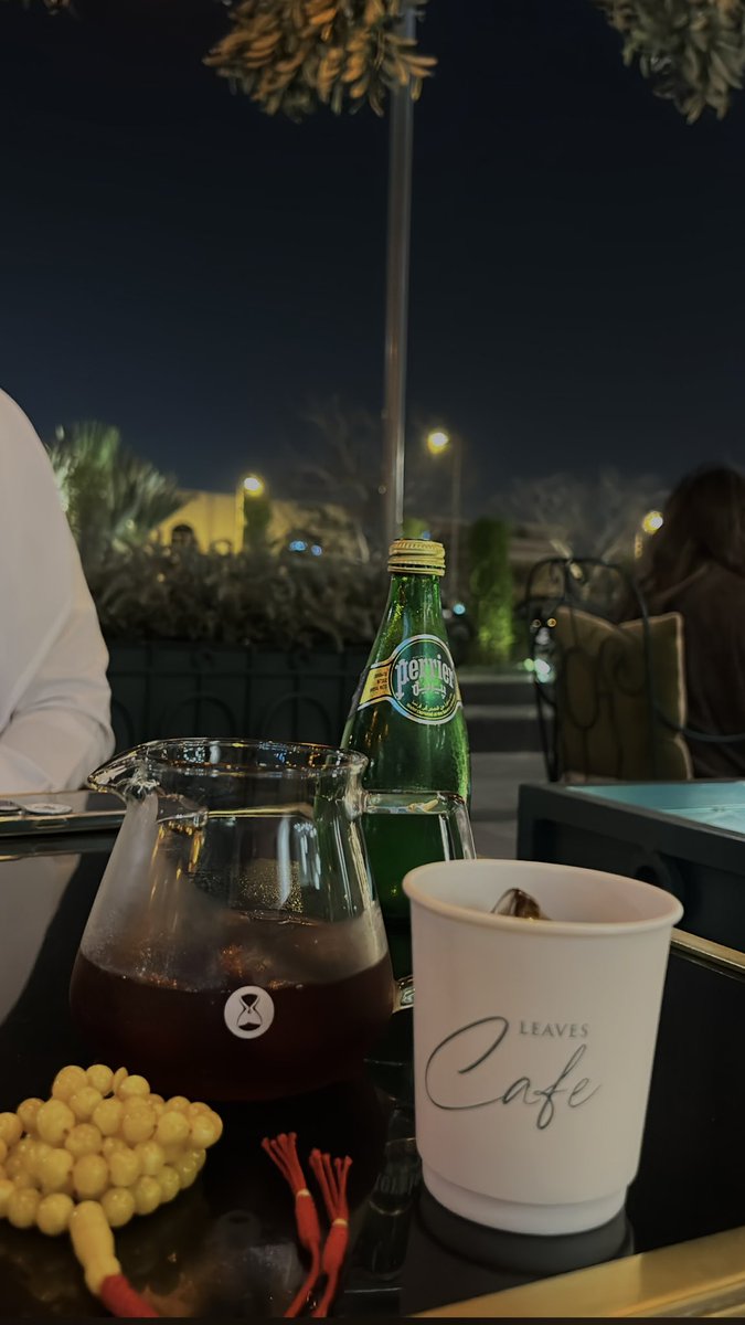 وسط مقهى ممتلي شوق وهيام 
كنا نتعانق ألف مرّة بالشعور ..