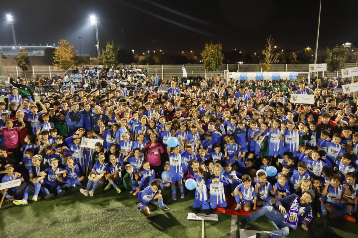 lucascordobam's tweet photo. PRESENTACIÓN EQUIPOS @UniBellvitge TEMP 25-26

Gracias al personal del club, jugadores, jugadoras, familias y colaboradores. Sin vosotr@s este proyecto no sería posible. 

Orgulloso de lo que somos y hacia dónde vamos.

#VamosUni #UniBellvitge #Bellvitge https://t.co/WVcirTmY1X