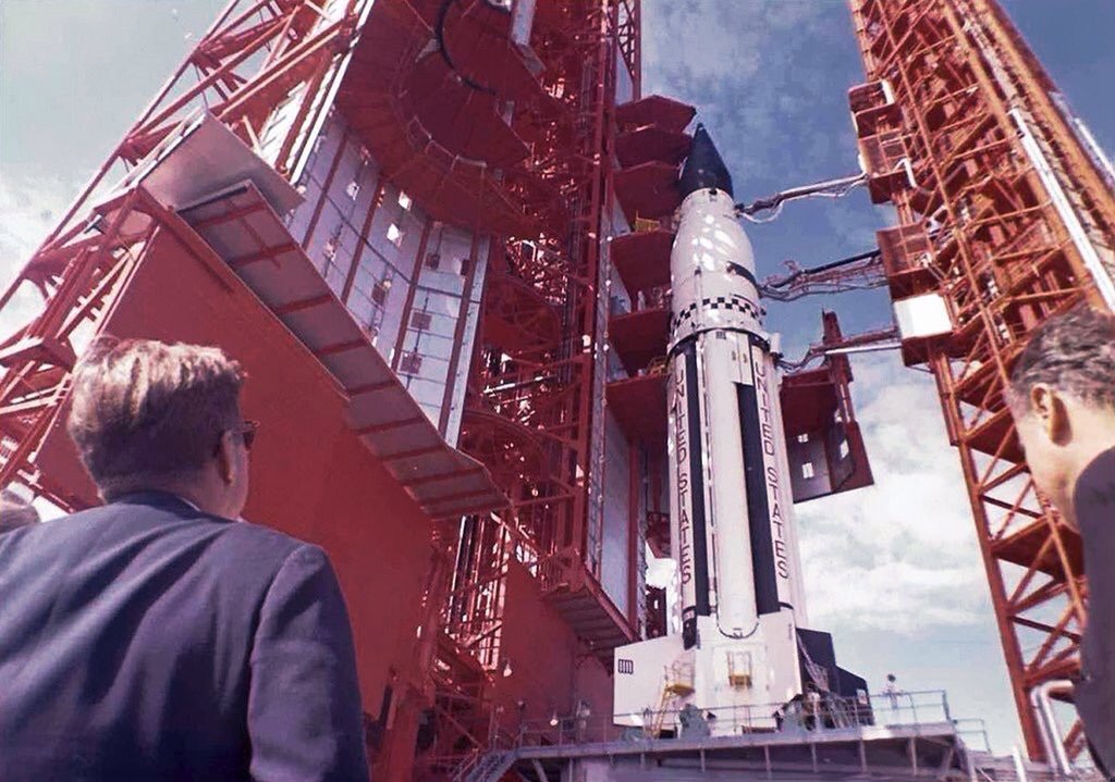 contactlight69's tweet image. JFK visited Pad 37b and was briefed by Wernher Von Braun
on the Saturn rocket, Cape Canaveral,  
#OTD November 16, 1963

@ExploreSpaceKSC

contactlight.de