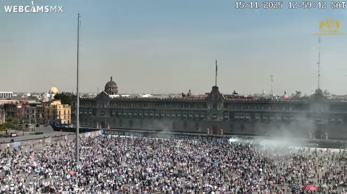 Así el Zócalo ahora en la llamada #MarchaNacional. 
No he visto aglomeraciones como las vistas en las marchas oficialistas pero tampoco decenas de camiones estacionados en las inmediaciones de la zona del centro donde vivo. 

NI tortas ni frutsis. Ni nada por el estilo.