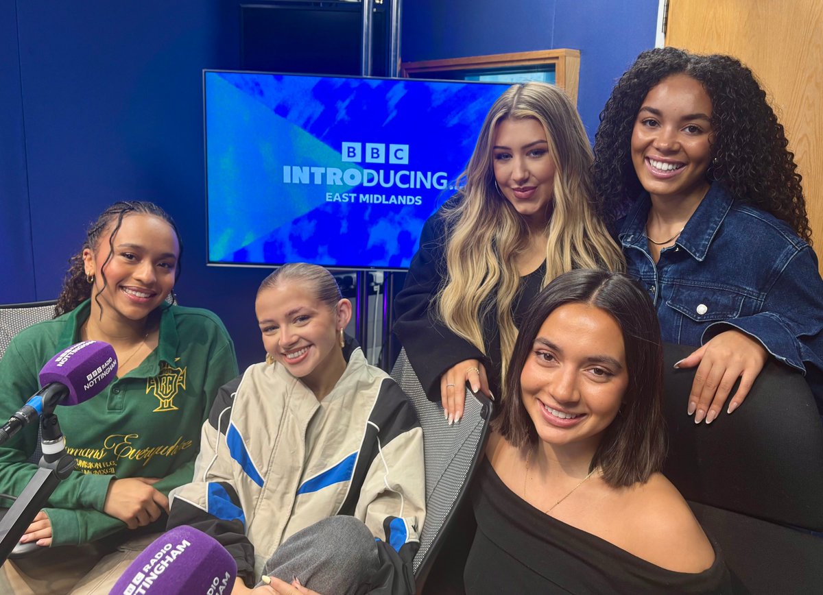 🎙️ XO are our first guests of the night! 

🎵 They’ll be telling <a href="/deanjacksondj/">Dean Jackson</a>  all about their debut EP ‘Fashionably Late’ and their upcoming tour…

 📻 bbc.co.uk/programmes/m00…