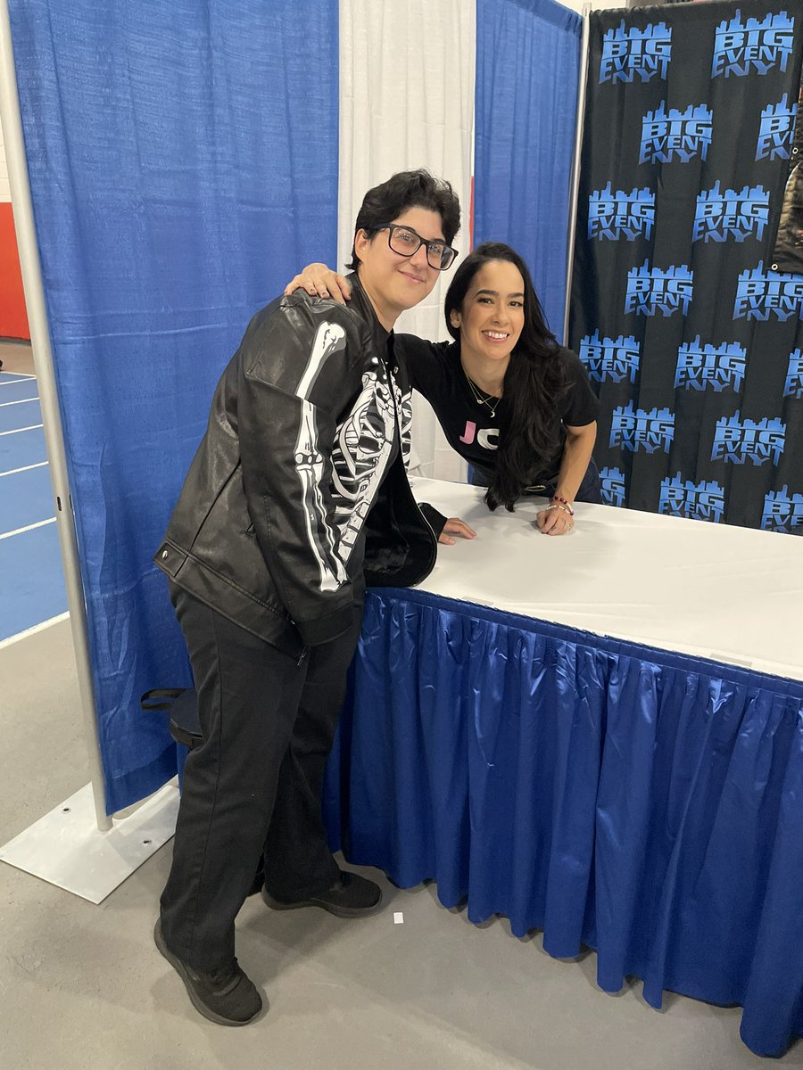 You guysssss <a href="/TheAJMendez/">AJ Mendez</a> fucking recognized me 🫠🫠 , all the hell I had to go through to meet her means the world to me right now 🖤🖤🖤