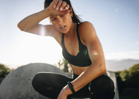 LauraMarinoss's tweet photo. Myth: Sweating a lot means you're having a good workout.
Reality: Sweat rate is highly individual & depends on genetics, hydration, and environment, not necessarily workout intensity.
#FitnessMyths #WorkoutScience #WomensFitness https://t.co/SuBt1WLcR8