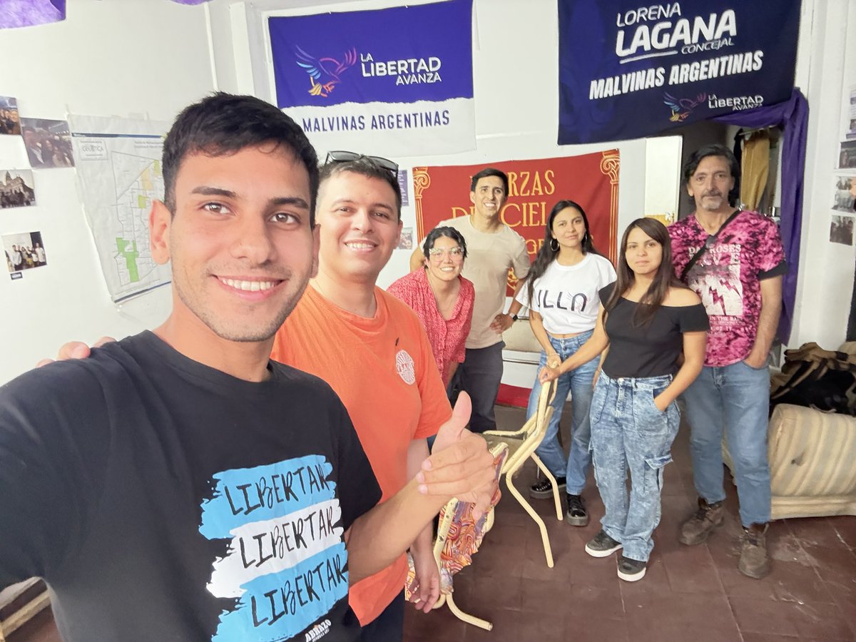 Foto del día de ayer, horas antes que energúmenos y delincuentes entren a vandalizar/robar el local de <a href="/LorenaLagana/">Lorena Lagana</a>