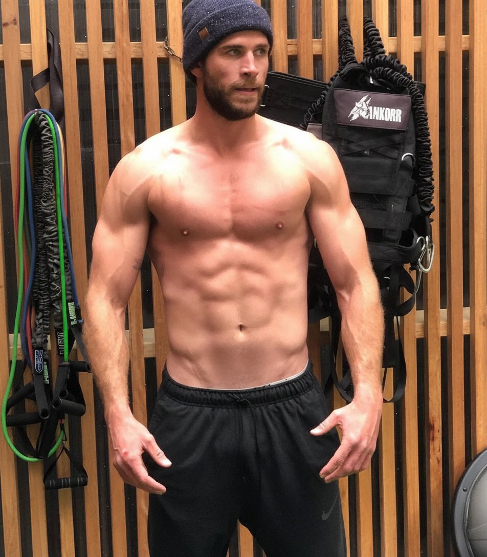 MENin4K's tweet photo. Liam or Chris Hemsworth? 👀 https://t.co/DmQXzOtAvt