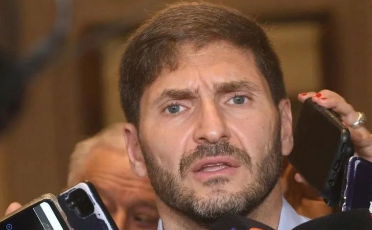 politicastafe's tweet image. 📲 Entre el desgaste y el temor a perder, #Pullaro apuesta a cambiar las reglas antes de 2027 

➡️ tinyurl.com/26anfxyx