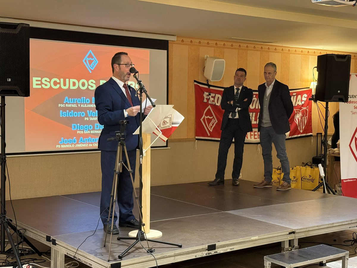 🏅| Entrega del Escudo de Oro de la <a href="/fpsevillistas/">F. Peñas Sevillistas</a> a Aurelio Moreno, de la <a href="/PSHuevar/">PeñaSevillistaHuevar</a>