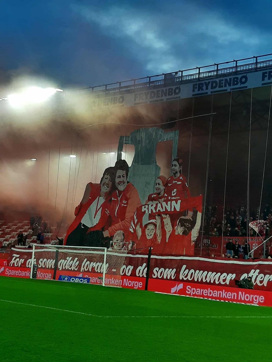 Lenge siden jeg har vært så nervøs før en tifo. Stort å få lage denne. Stort at yngre jenter får drømme om det jeg aldri fikk selv. Og stort å få hylle Laila og Mette. Og alle andre som gikk foran. Håper flere setter pris på Tifo Bergen og vil vippse til 39836 ❤️