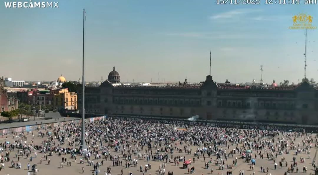 La proyección del concierto de #juangabriel lleno más el Zócalo que la llamada #GeneracionZ donde por hubo más generación marea rosa.