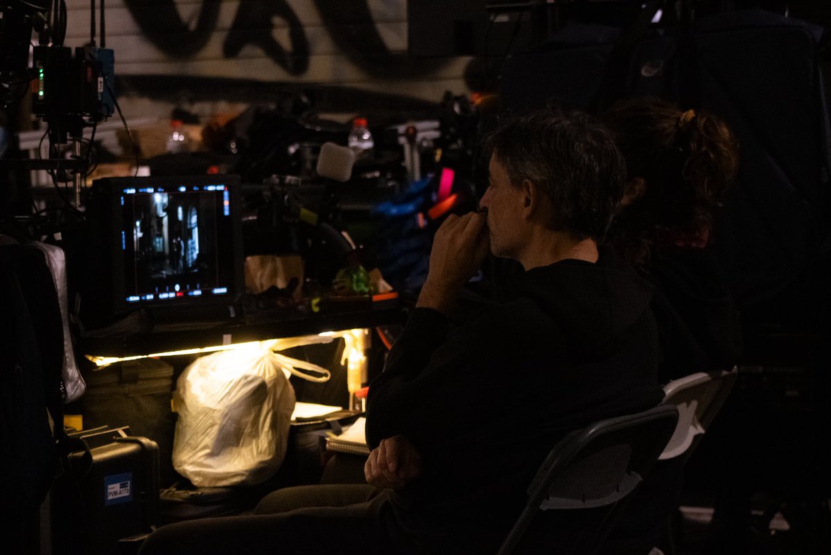 FastenFilms's tweet image. &quot;Las vidas posibles de mi madre&quot;
Mientras el director mira el combo y el equipo de cámara y sonido prepara el siguiente set, la historia empieza.
En Barcelona, capturamos no solo imágenes, sino el pulso humano que sostiene este proyecto.
#LasVidasPosiblesDeMiMadre