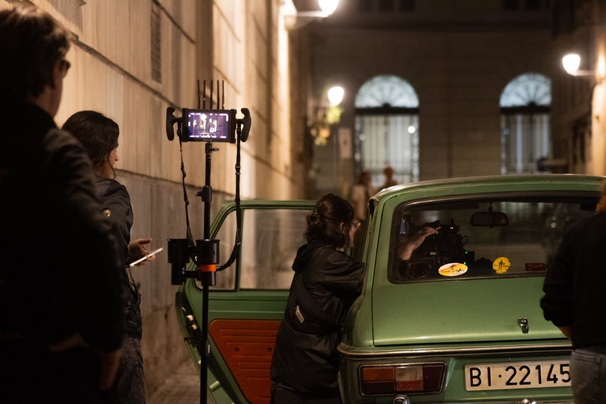 FastenFilms's tweet image. &quot;Las vidas posibles de mi madre&quot;
Mientras el director mira el combo y el equipo de cámara y sonido prepara el siguiente set, la historia empieza.
En Barcelona, capturamos no solo imágenes, sino el pulso humano que sostiene este proyecto.
#LasVidasPosiblesDeMiMadre
