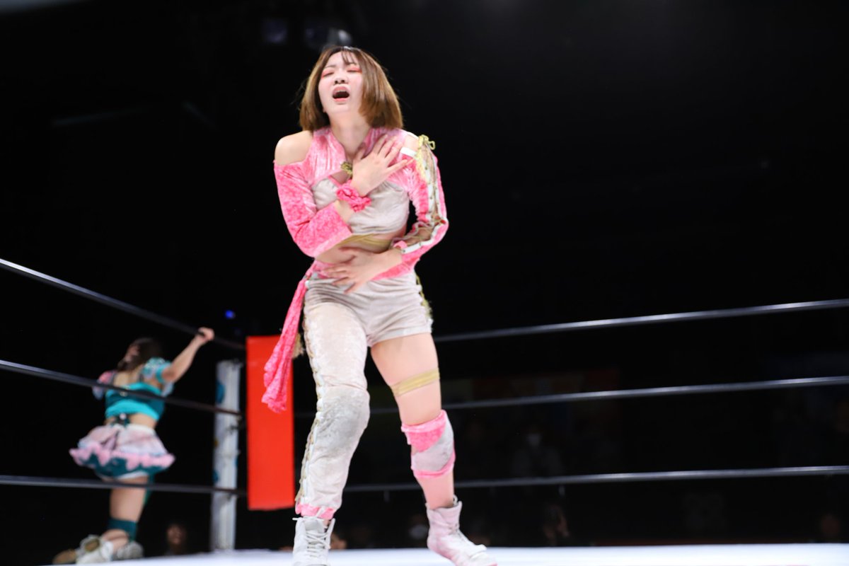 たぶんチョップかなにかで痛がってるんだけどさすがに面白写真すぎん？