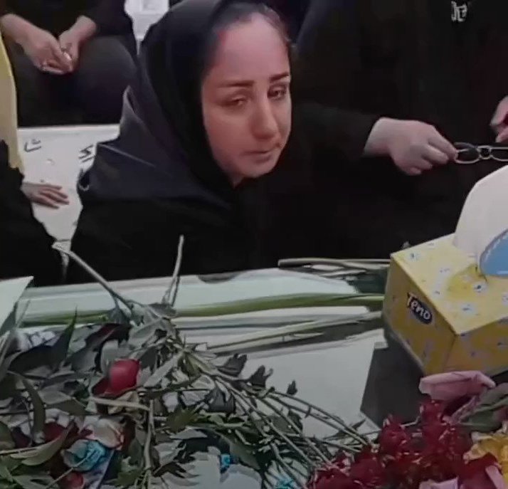 امشب فرزندش در آغوشش بود. نمی‌دانست فردا خانه به خانه به دنبال یخ می‌گردد🖤
#کیان_پیرفلک