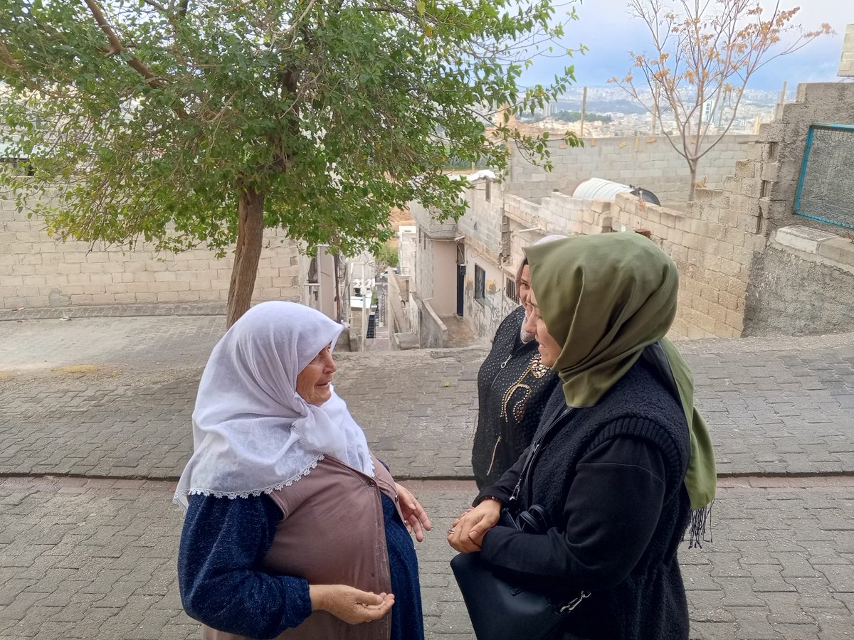 📍 EYYÜBİYE 
İl Kadın Kolları Başkanımız <a href="/ZehraAy063/">Zehra AY</a> ve Yönetim Kurulu Üyelerimizle birlikte Topdağı mahallesinde hane ziyaretleri gerçekleştirdik.

Yolda karşılaştığımız, Rabia  teyzemiz ile hasbihal ettik, hal hatırını sorduk, içten sohbetine ortak olduk. Sorun ve taleplerini