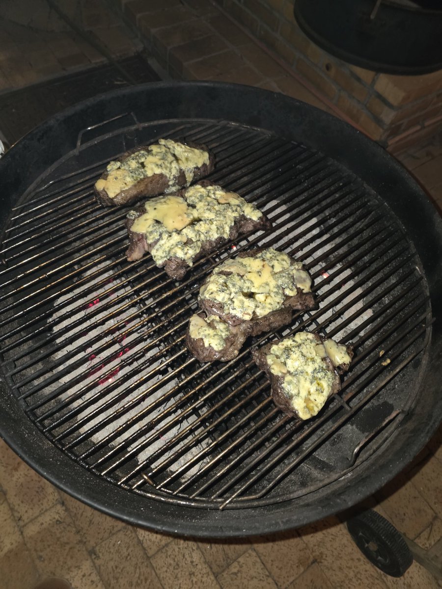 cornedupreez1's tweet image. Dit was nou lekker,#ribeye steak,met vars blou kaas,en patato bake 🤗 na ons #Bokke s'n game teen 🇮🇹 op die @WeberBraai #RSAvsITA
