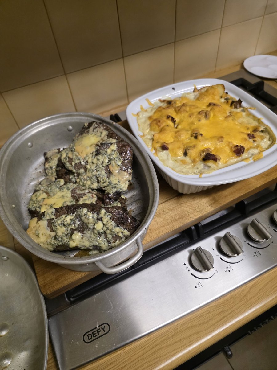 cornedupreez1's tweet image. Dit was nou lekker,#ribeye steak,met vars blou kaas,en patato bake 🤗 na ons #Bokke s'n game teen 🇮🇹 op die @WeberBraai #RSAvsITA