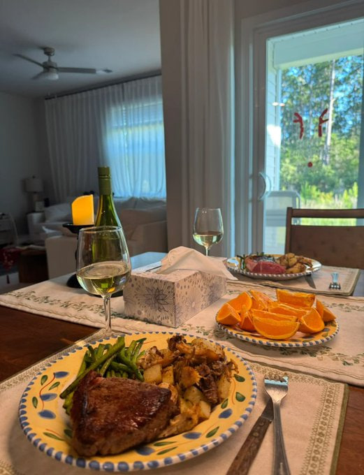 Freyazdmw's tweet photo. Good food, good wine, and even better company. 🍷🍽️ #DinnerVibes #FoodieMoments https://t.co/IS0vewa27T