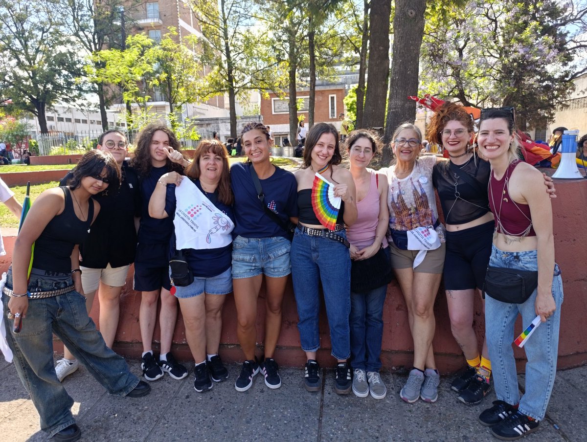 En la previa de la Marcha del Orgullo junto a La Casita Trans, que están organizando el 2° Congreso Nacional de Niñeces y Juventudes Trans en Córdoba. Marchamos en defensa de la Ley de Identidad de Género, la Educación Sexual Integral y el derecho de les niñes y adolescentes a