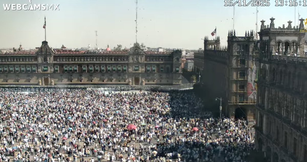ultimahora CAE LA VALLA QUE RESGUARDABA EL PERIMETRO DE PALACIO NACIONAL.  Hace un momento, los manifestantes de la marcha nacional de la #generacionZ  ha logrado derribar la barda que resguardaba Palacio Nacional