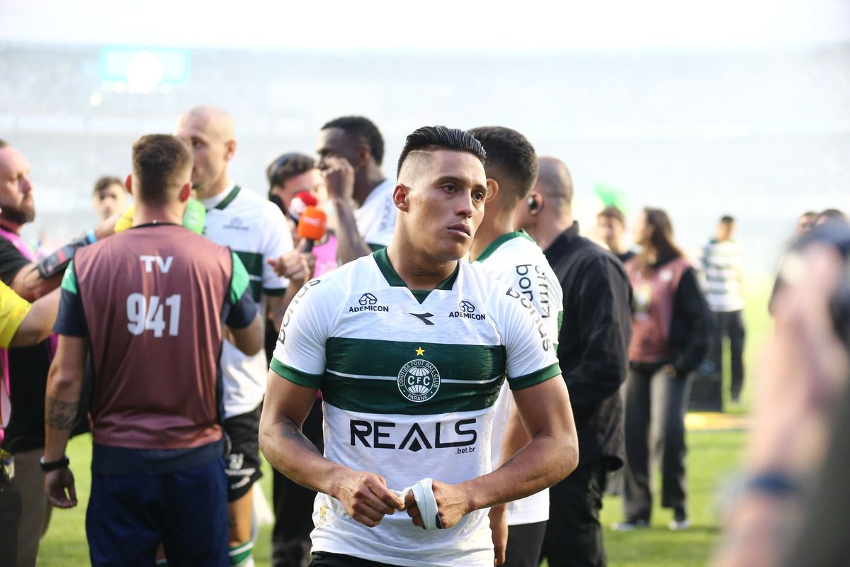 Conquistar o primeiro título nacional da história no seu estádio ❌️
Quebrar o recorde de público ❌️
Subir vaiado e aos gritos de vergonha ✅️
Simplesmente coritiba, a eterna piada pronta 😂😂😂
(Na foto, toda a felicidade com o acesso do verdaum)