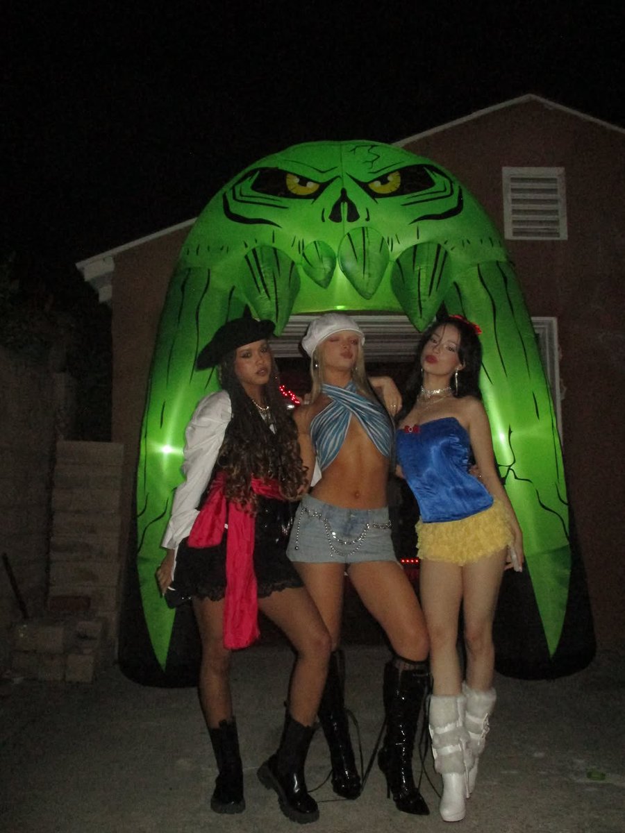 emilymitless's tweet image. [INSTAGRAM] October 31, 2025

&quot;a dirrty halloween&quot;

#EmilyKelavos #PRELUDE_THEFINALPIECE