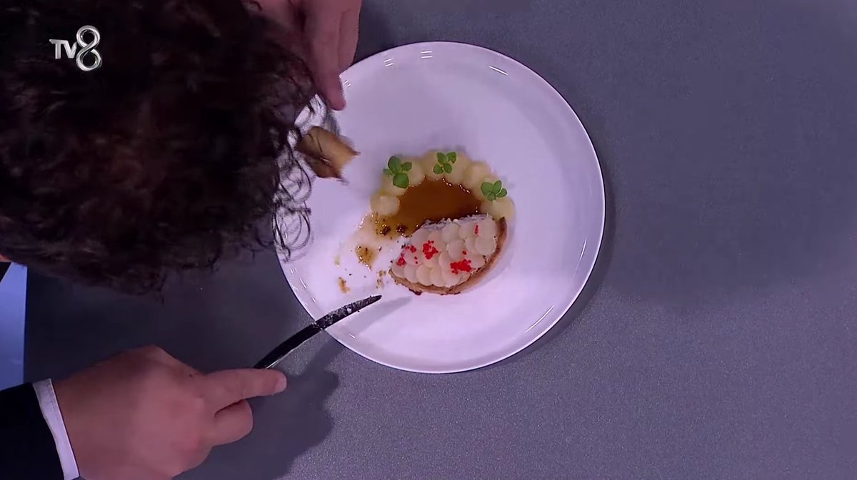 mastervivorall's tweet image. Sümeyyenin tartı yanıktı ve şefler normalde bunu ters çevirip gösterirlerdi  bu sefer göstermemek için çaba gösterdiler ve en yüksek puanı Sümeyyeye verdiler

#MasterChef #MasterChefTürkiye