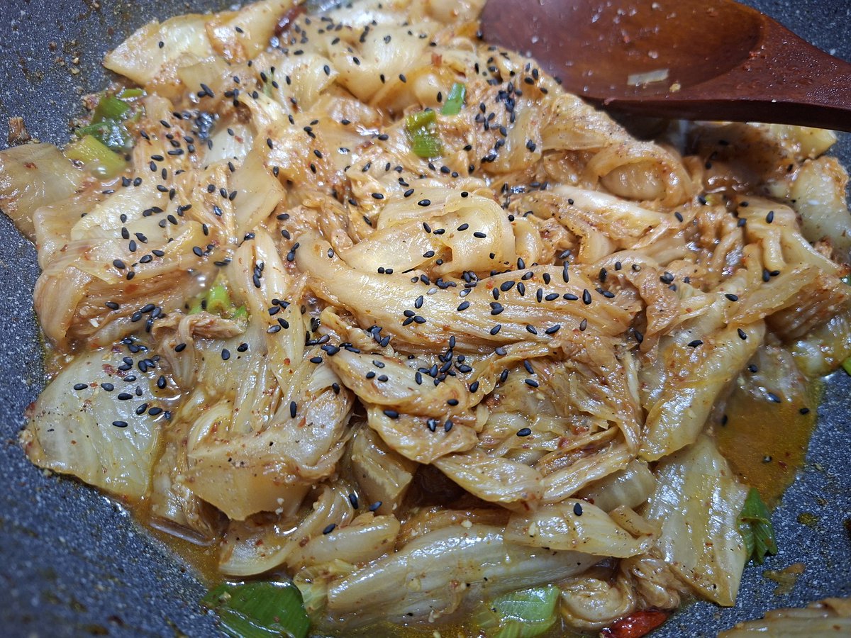 어느 분이 준 묵은 김치가 있어서 고춧가루, 다시다, 멸치 파우더, 마늘 파우더, 후추, 생강즙을 넣고 볶았는데 꽤 먹을만하다...
김치는 3일 동안 물에 담가 원래 양념을 빼 주었다...