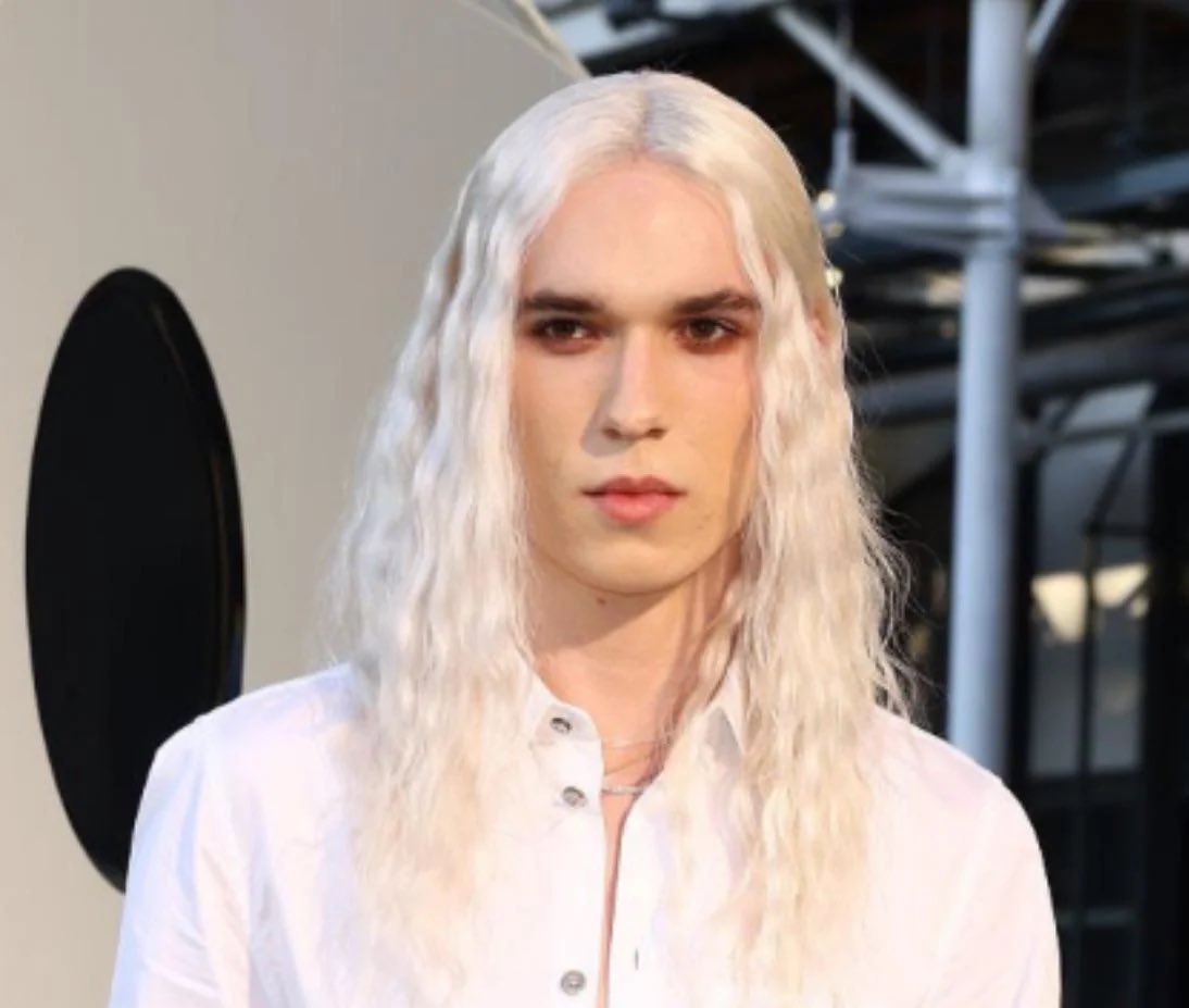 pIuxury's tweet photo. the rupaulafication of hollis in this wig https://t.co/5jUmhcql54