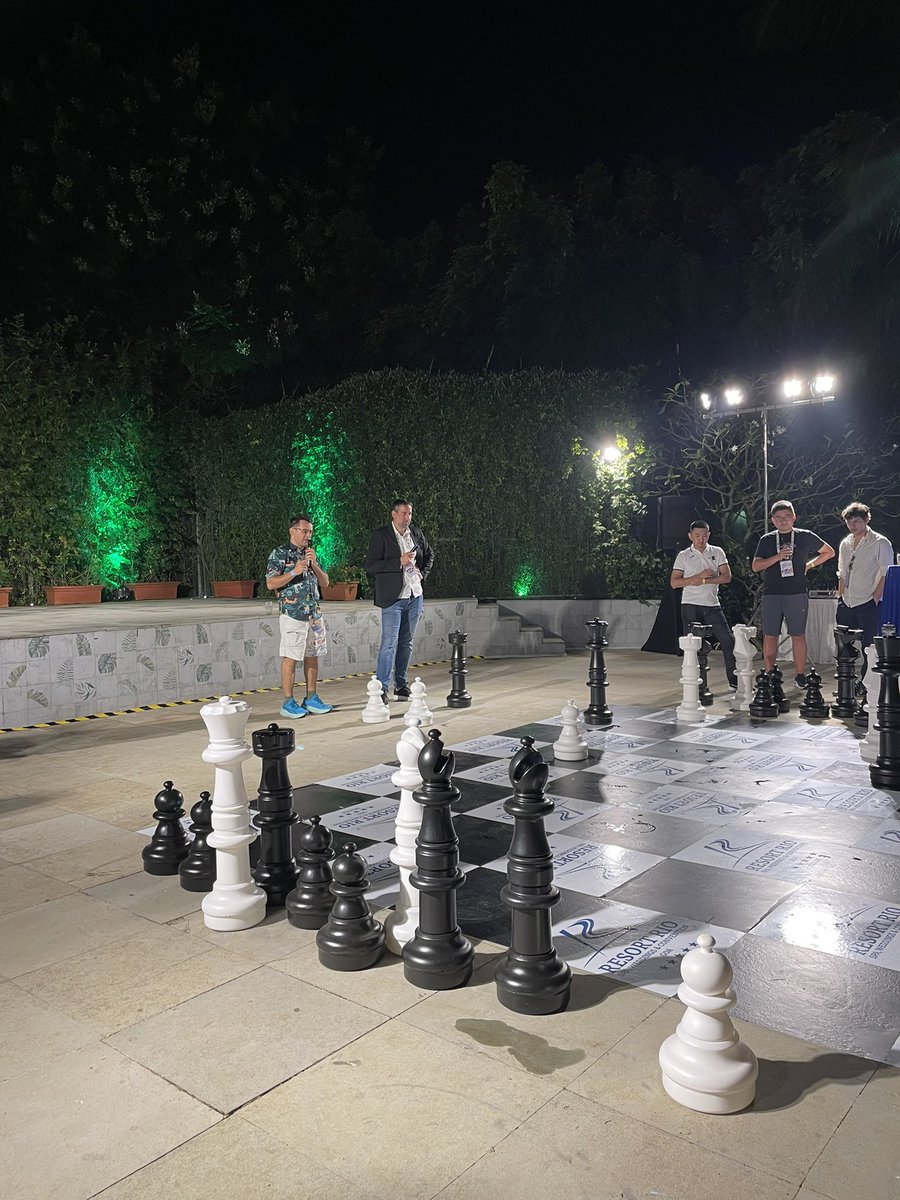 tothkincso_'s tweet image. Levon giving puzzles to the audience in Goa ♟️ #chess #chesspunks