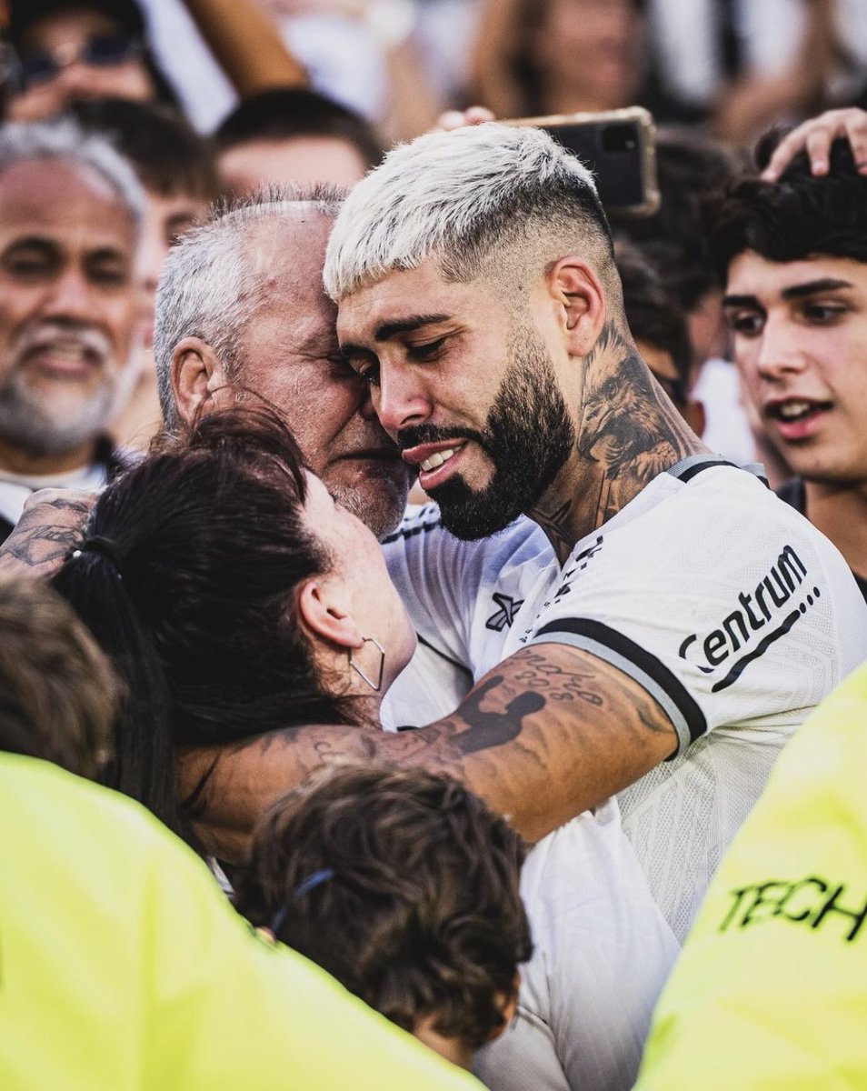 EspacoGlorioso's tweet photo. Alexander Nahuel Barboza Ullúa (Villa Celina, 16 de Março de 1995) é um futebolista argentino naturalizado uruguaio que atua como zagueiro. Atualmente joga e é ídolo gigantesco do Botafogo de Futebol e Regatas. https://t.co/2BVT3m5io2