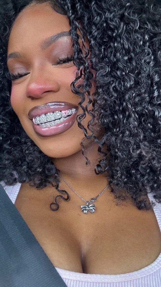 layxsnv's tweet image. Monaleo is so pretty! She&apos;s the reason I love blush. That Girl literally .