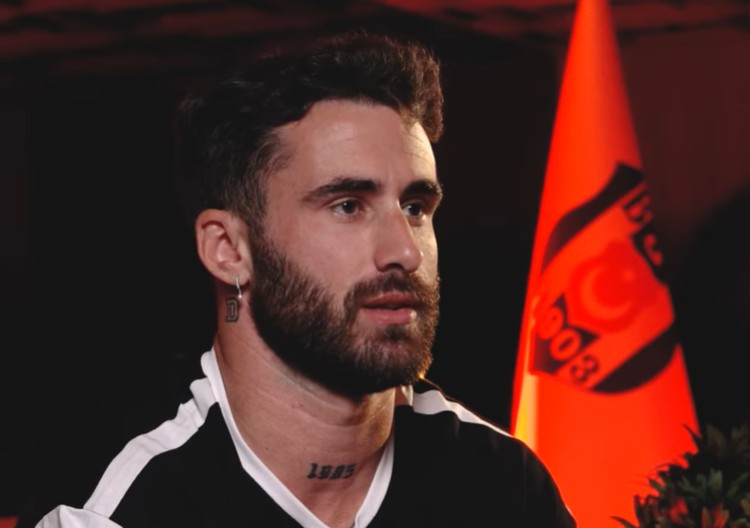 Menajerlik şirketinin açıklaması:

"Rafa Silva ayrılmak istese de Beşiktaş taraftarlarını çok seviyor. Taraftarın da sevgisini biliyor. Bu nedenle Türkiye'de başka bir takımda oynamayacak."