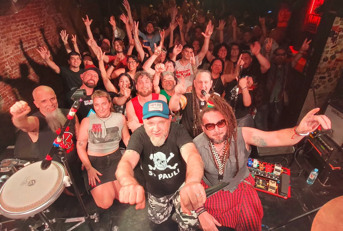 Gracias a todos! Como siempre !!! <a href="/StrummerBar/">StrummerBar</a> inda house!!!
Nos vemos el jueves 4/12 en el CAFF - Club Atlético Fernández Fierro