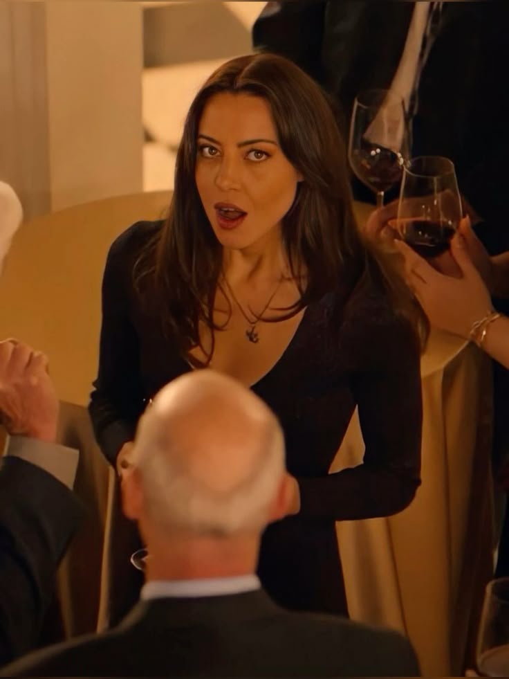 pl6zas's tweet photo. aubrey plaza in the happiest season we still talk about you https://t.co/Zfp1SVM9tu