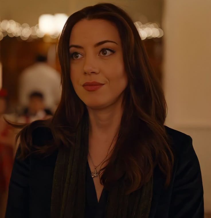 pl6zas's tweet photo. aubrey plaza in the happiest season we still talk about you https://t.co/Zfp1SVM9tu