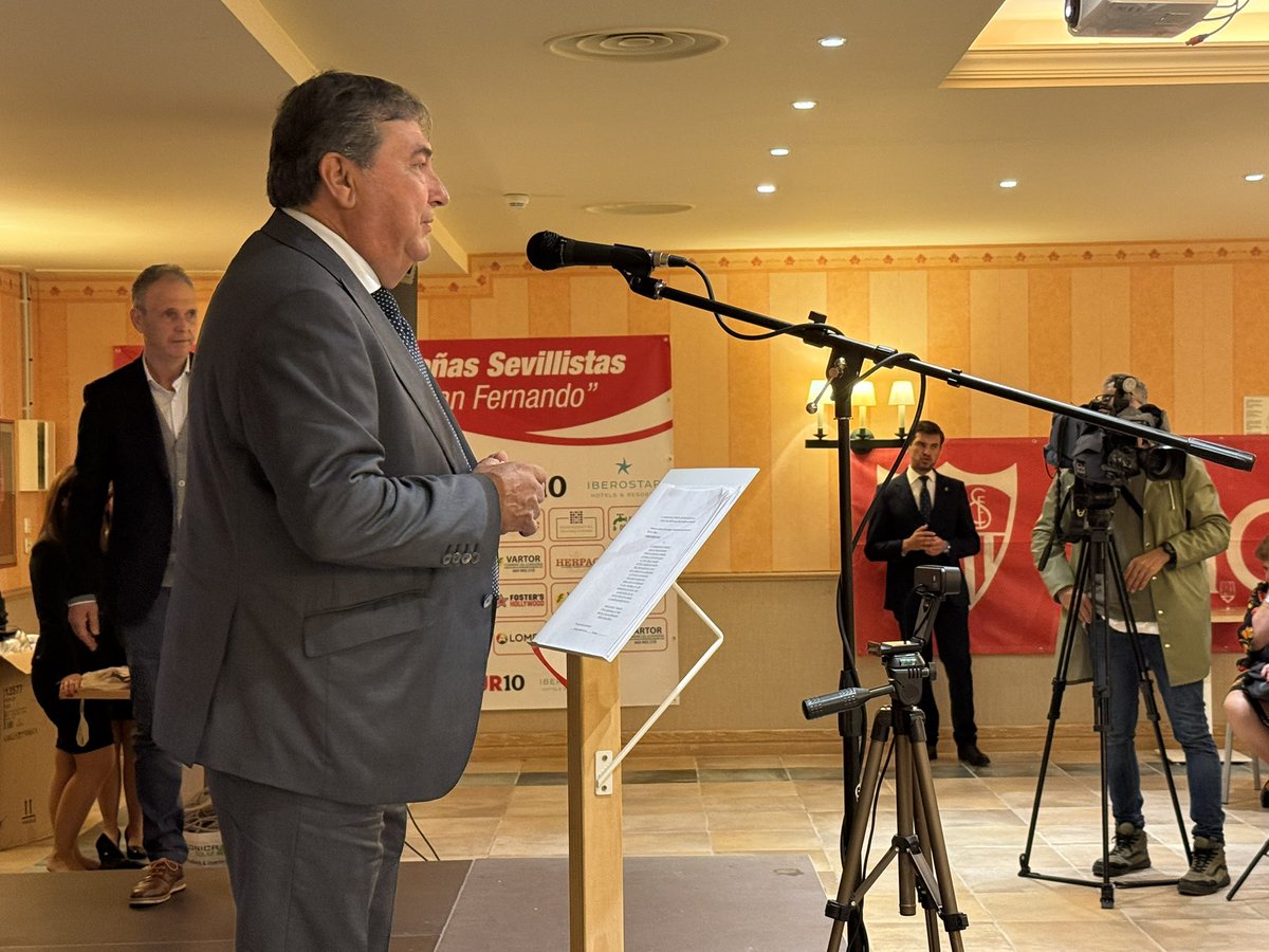 🏅| Entrega del Escudo de Oro de la <a href="/fpsevillistas/">F. Peñas Sevillistas</a> a Diego Díaz, de la <a href="/PSanBernardo1/">P San Bernardo</a>