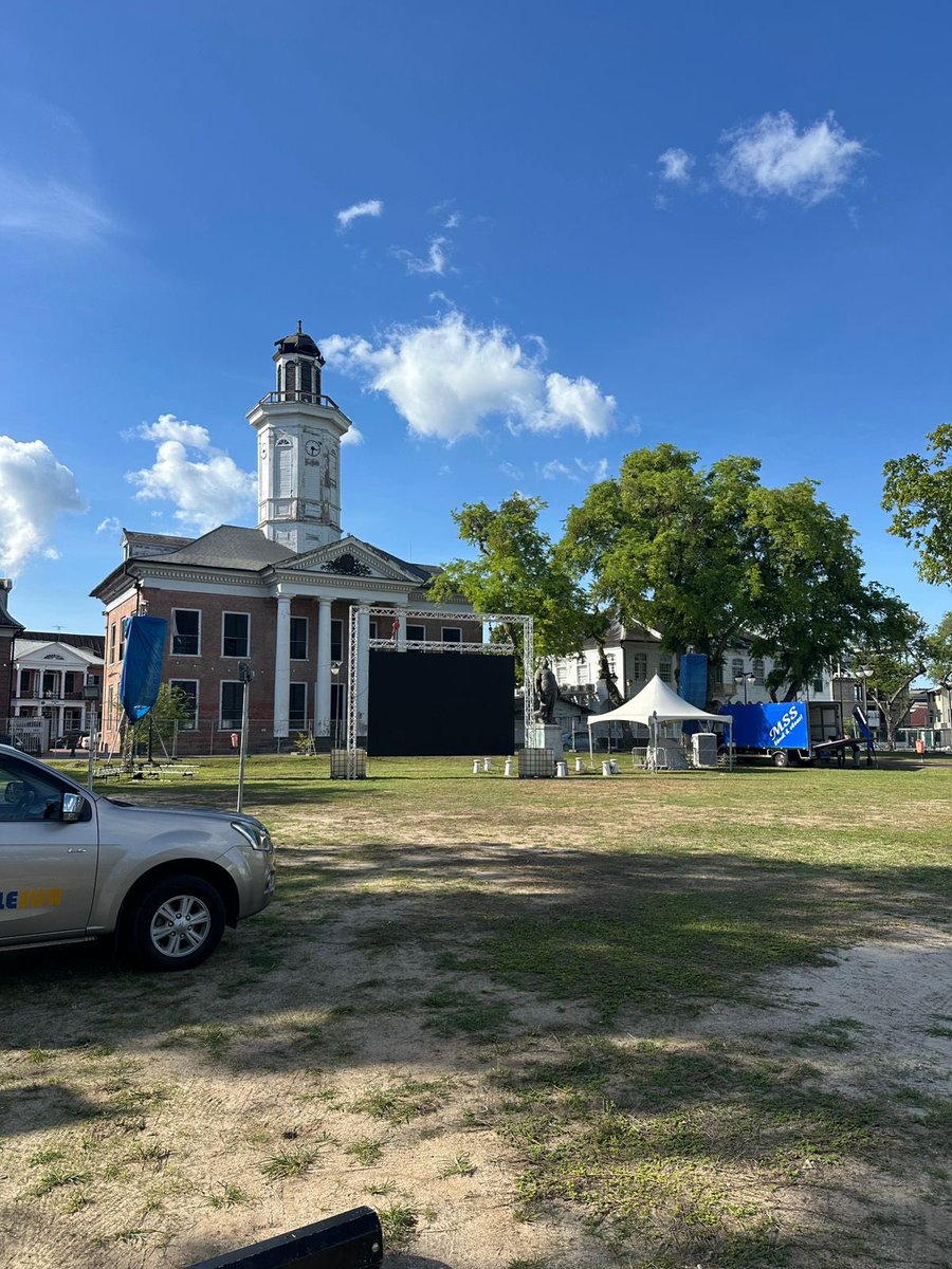 𝗦𝗨𝗥𝗜𝗡𝗔𝗠𝗘 is ready for Tuesday’s match! 🇸🇷

Big screens are being set up right in the heart of Paramaribo so everyone can watch together.

Come on 𝗡𝗔𝗧𝗜𝗢, let’s bring that victory home! 💥