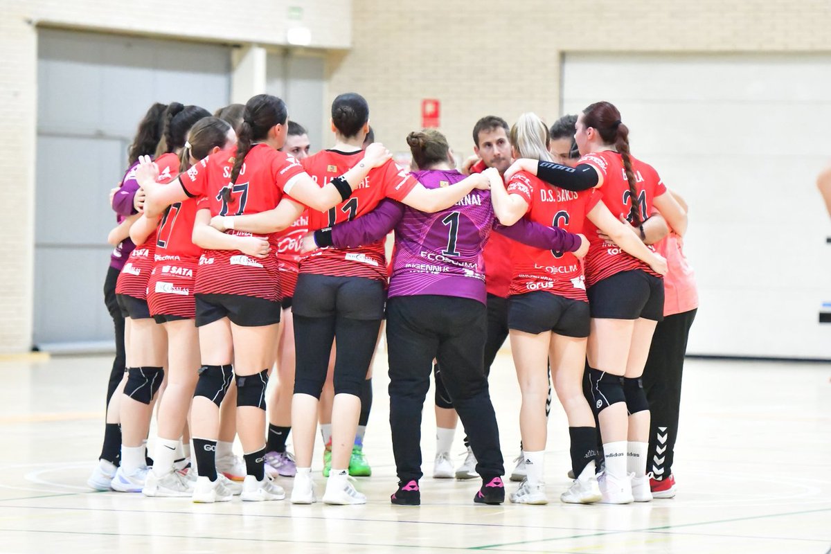 cbmcolores's tweet image. 🔴⚫️ CRÓNICA
El Schär Colores cae derrotado ante la @ADCarballal1977, rival directo por la permanencia, tras no poder completar su remontada
💻 balonmanocolores.es/schar-colores-…