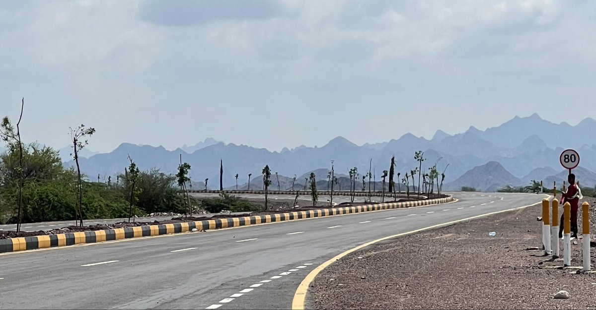 رغم حملات التشويه، تتواصل مشاريع التنمية في الساحل التهامي بقيادة الفريق أول ركن طارق محمد صالح، من موانئ وطرق ومحطات كهرباء ومنشآت خدمية تُعيد حضور الدولة وتمنح الناس حقهم في الحياة.
كل مشروع يُنجز اليوم رسالة بأن اليمن قادر على النهوض، وأن البناء هو أقوى أشكال المقاومة والأمل.