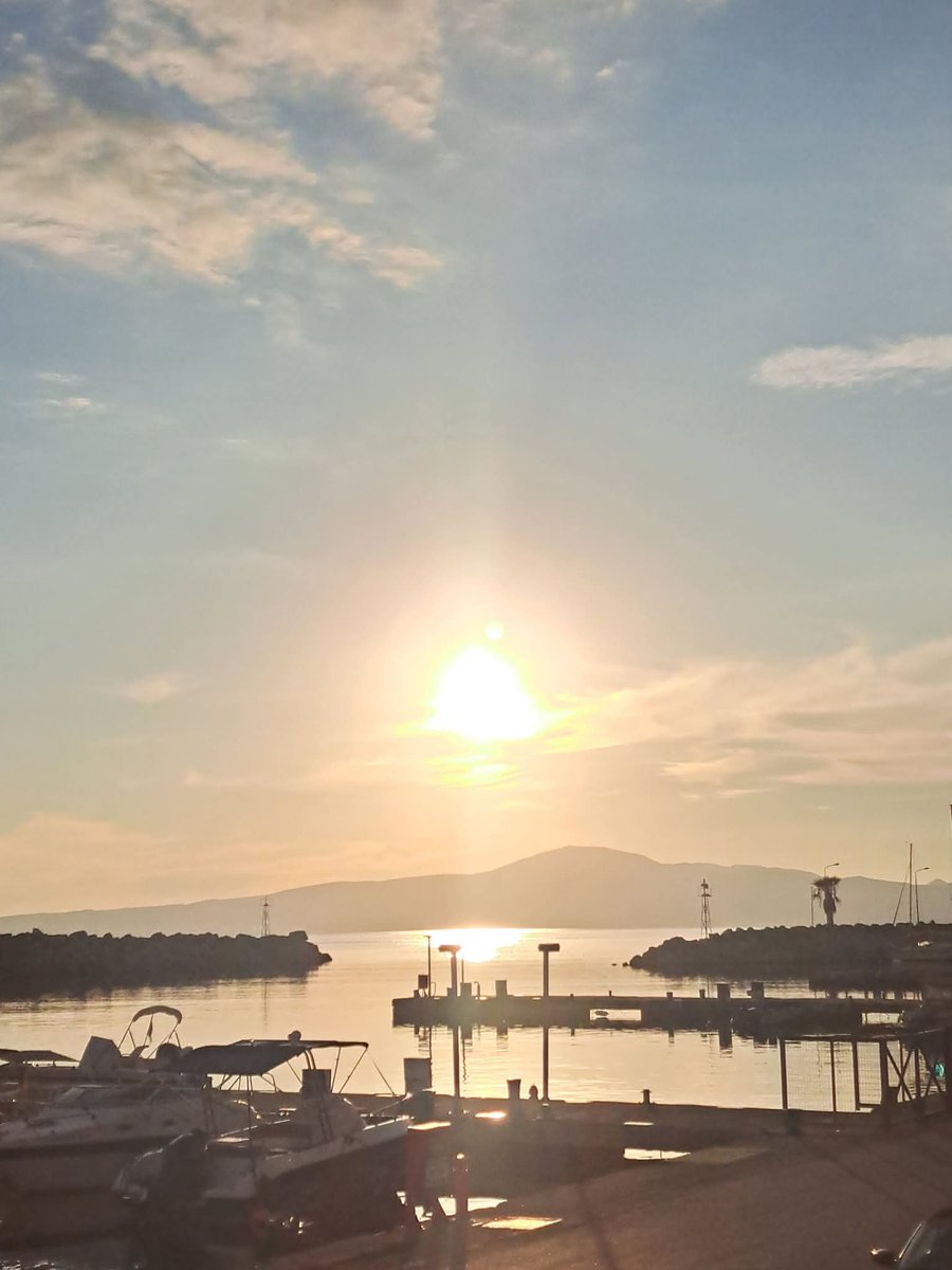 "Απέραντο Τώρα..πόσο λίγο διαρκείς."

~ Τάσος Μπέσιος ~

"Ο χρόνος τρώγεται φρέσκος
χωρίς δεύτερη σκέψη
τη στιγμή που σκάει.!
Αλλιώς, σε κομματιάζει η νοσταλγία."

~Τάσος Μπέσιος ~